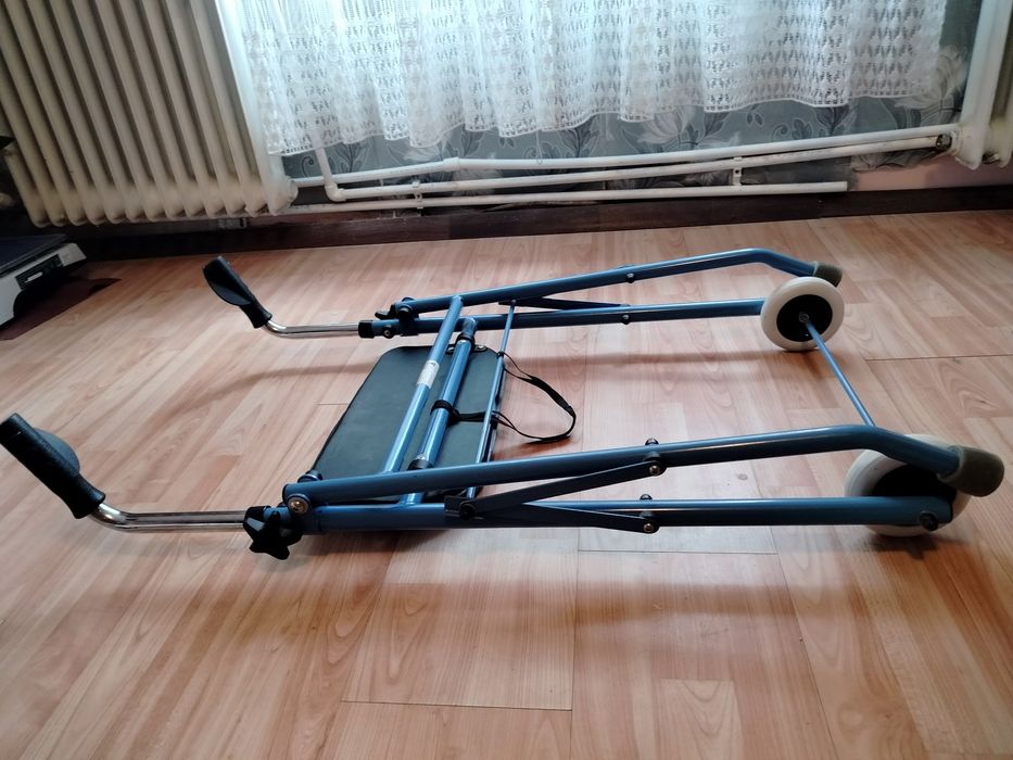 Cadru pliabil cu roți și loc de șezut