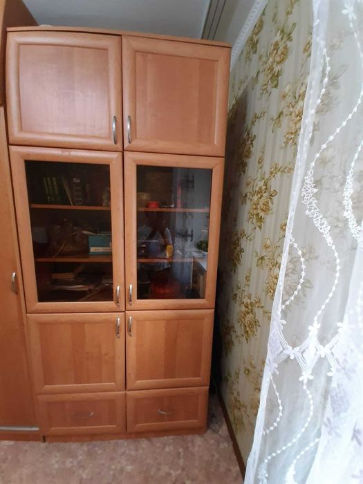 Книжный шкаф с ящиками и остекленными дверцами