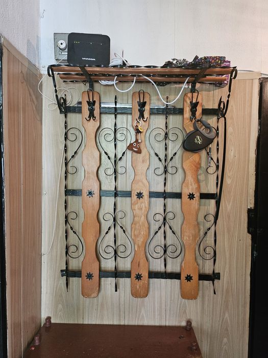 Закачалка, огледало и лампиони от ковано желязо