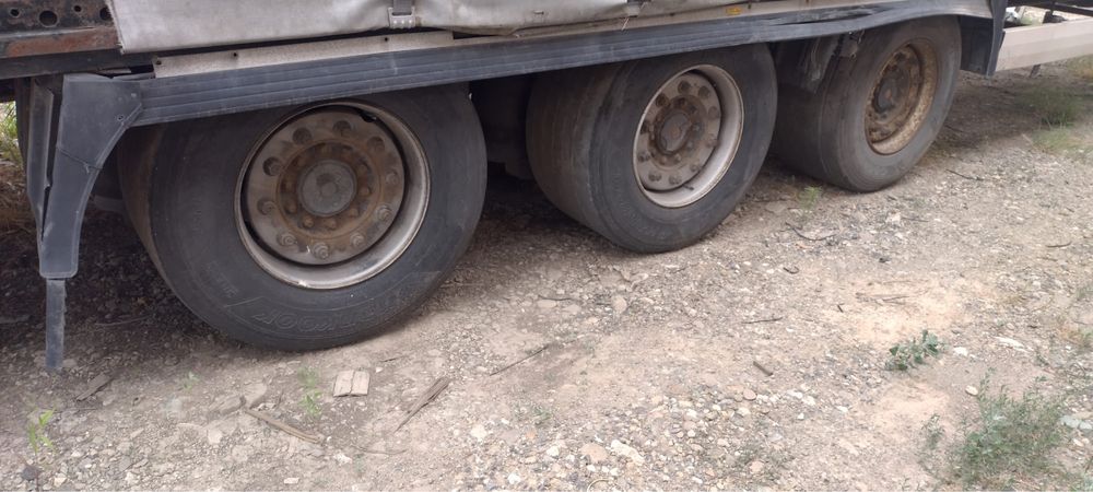 Dezmembrez semiremorci Krone si Schmitz