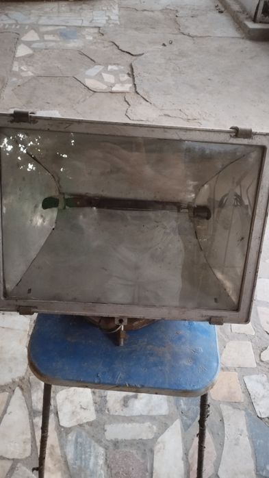 Продаётся прожектор в хорошем состоянии, без лампы