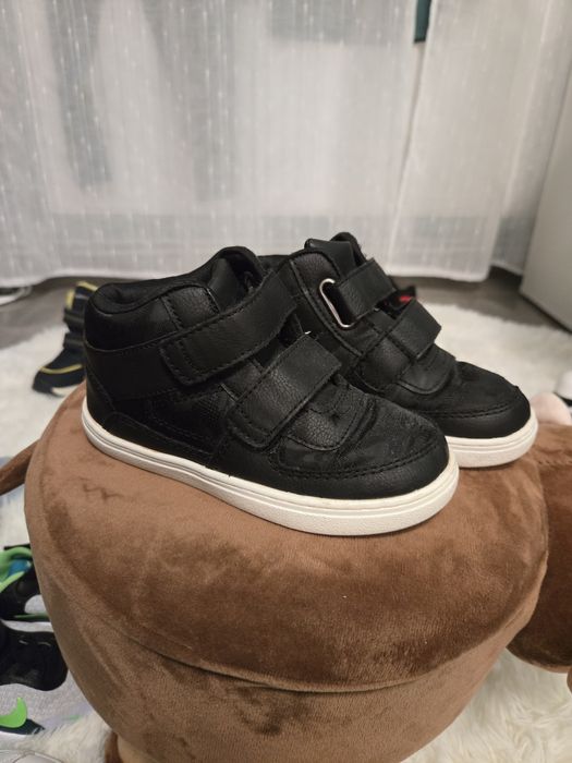 Vand incaltaminte purtata putin, 70 lei perechea