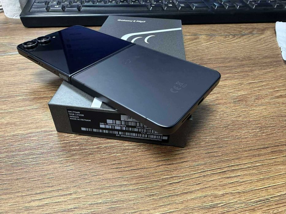 Продавам Samsung Z Flip 7 512gb
