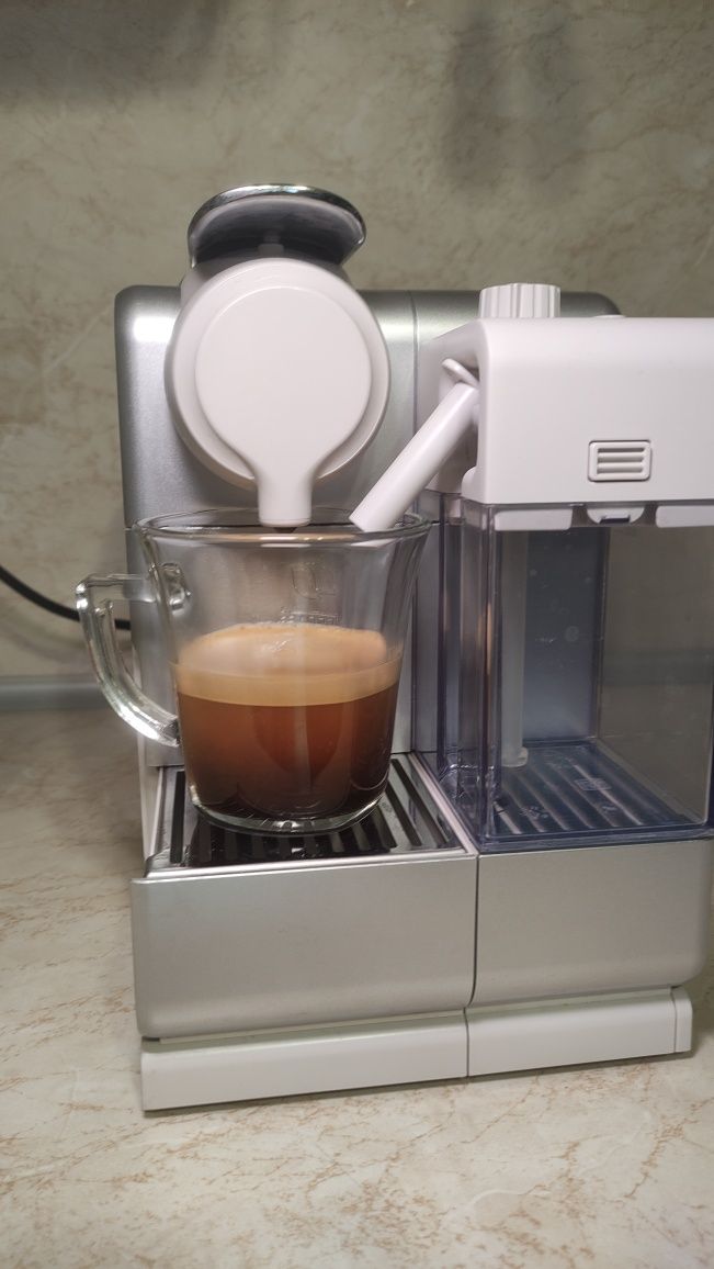 Кафемашина с капсули Nespresso Lattissima Touch EN560.S,