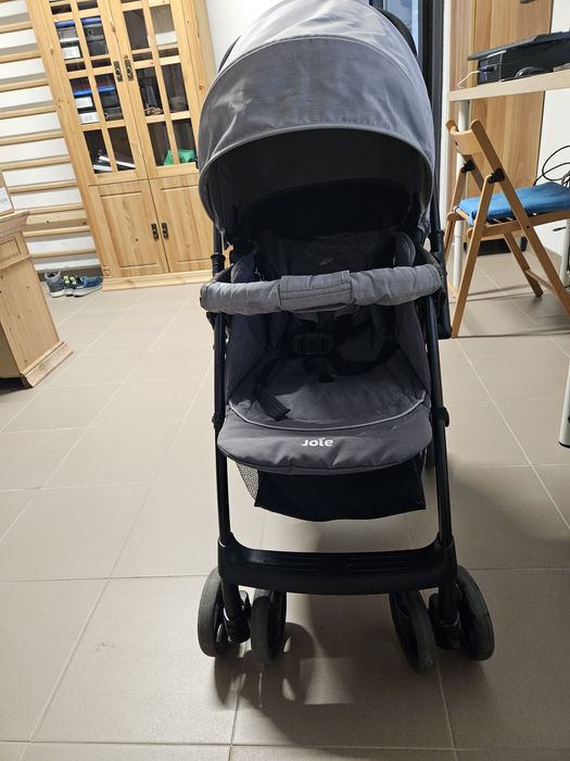 Carucior Joie Mirus, pozitie somn si mâner reversibil.