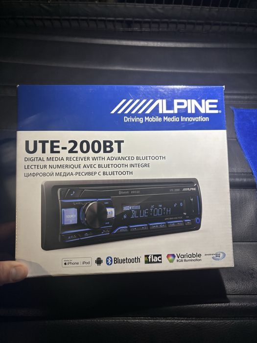 Alpine UTE-200BT магнитолла