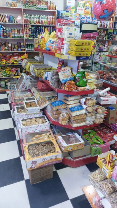 Урганч шахар марказида акрил полка сотилоди