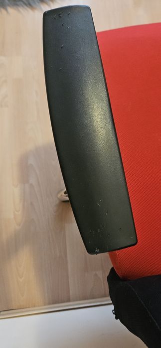 Запазени 2 бр. офис столове