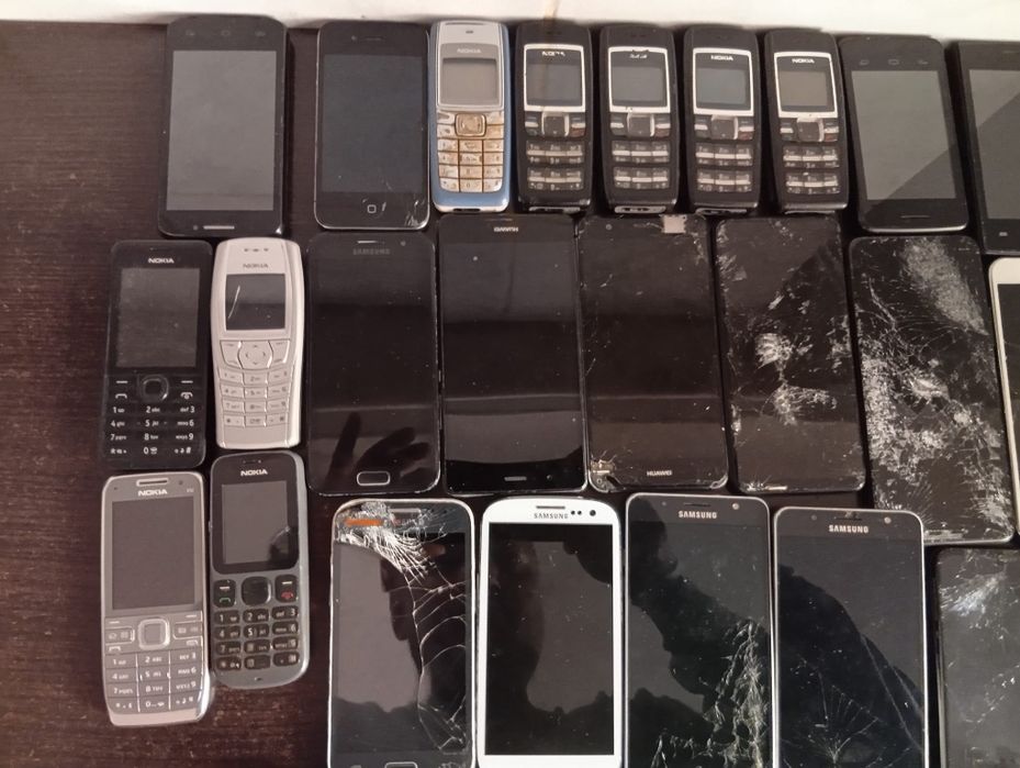 Telefoane pentru piese cele cu butoane funcționează toate