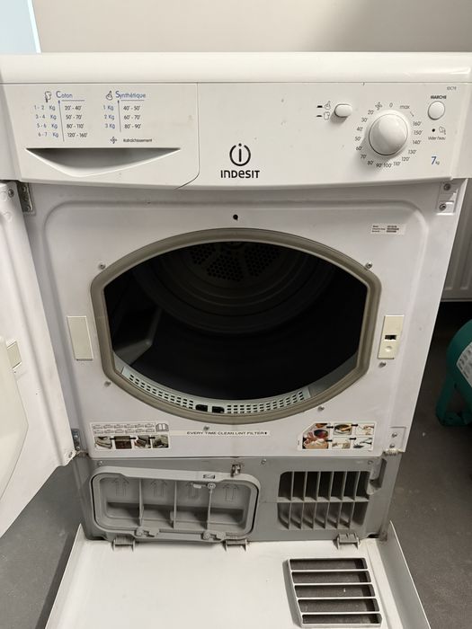 Uscator rufe Indesit  prin condensare