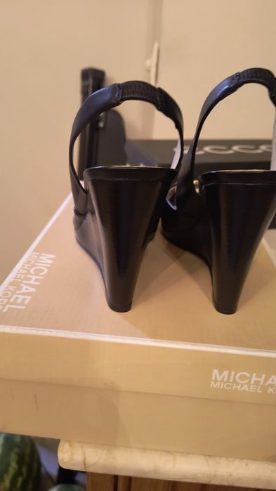 Sandale bleumarin Michael Kors cu detalii aurii