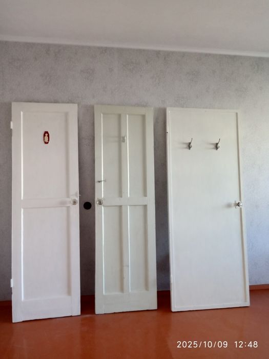 Двери деревянные б/у.