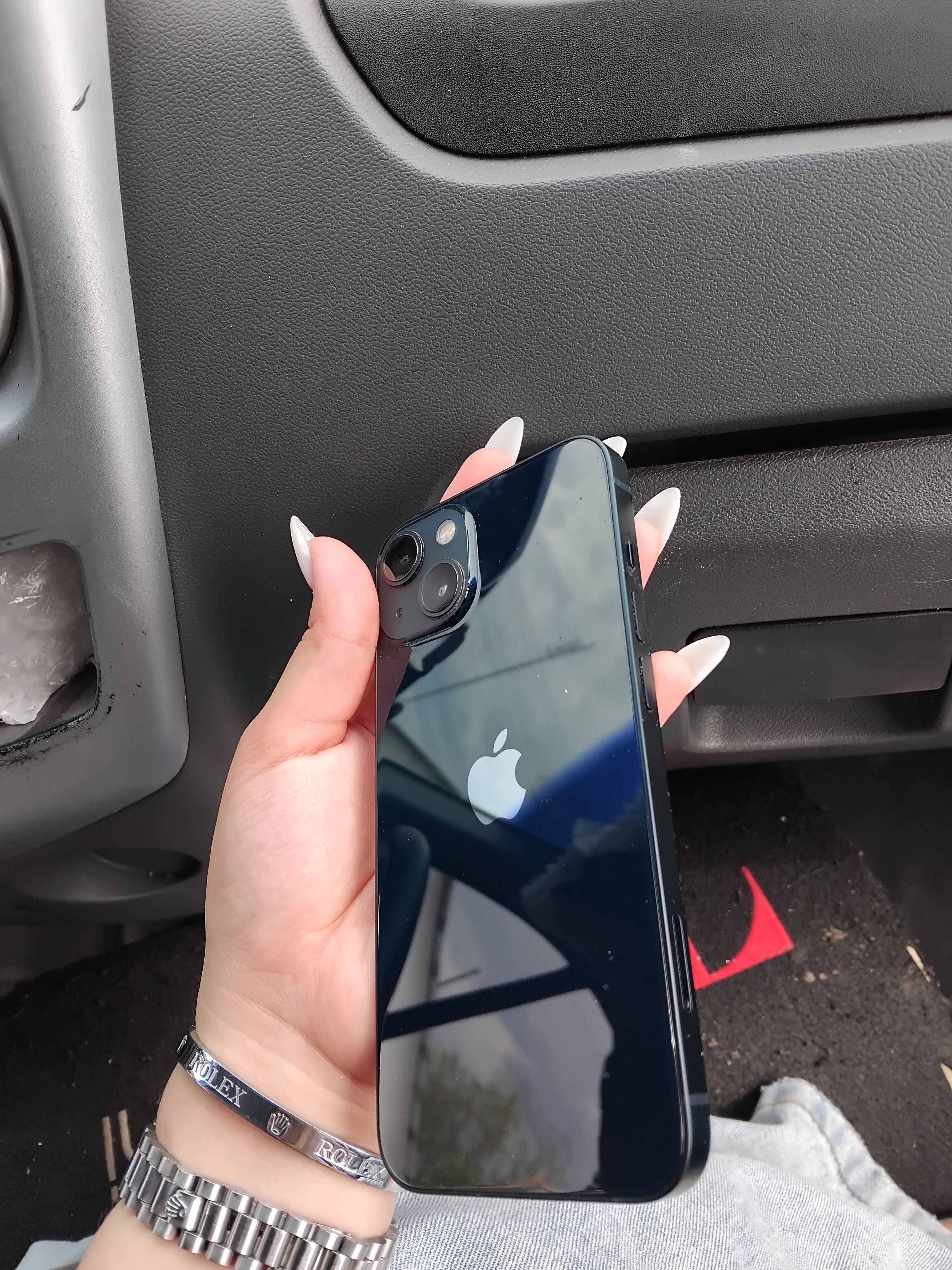 Iphone 13. Темно синий цвеет