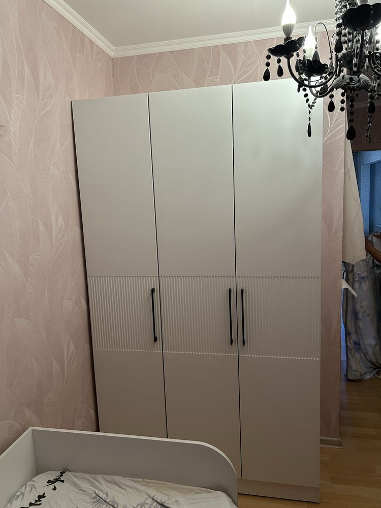 В продаже шкаф и кровать