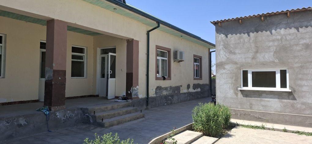 Zarbdor, Bo'ston, bino sotiladi. BANK KREDIT MUMKIN. Choyxona, kafe