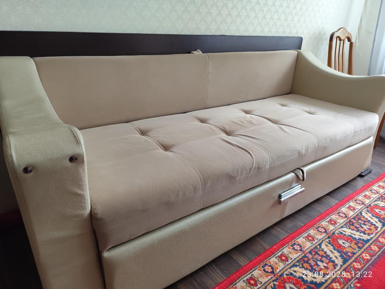 Продам диван - трансформер.Раскладываеться.Самовывоз.
