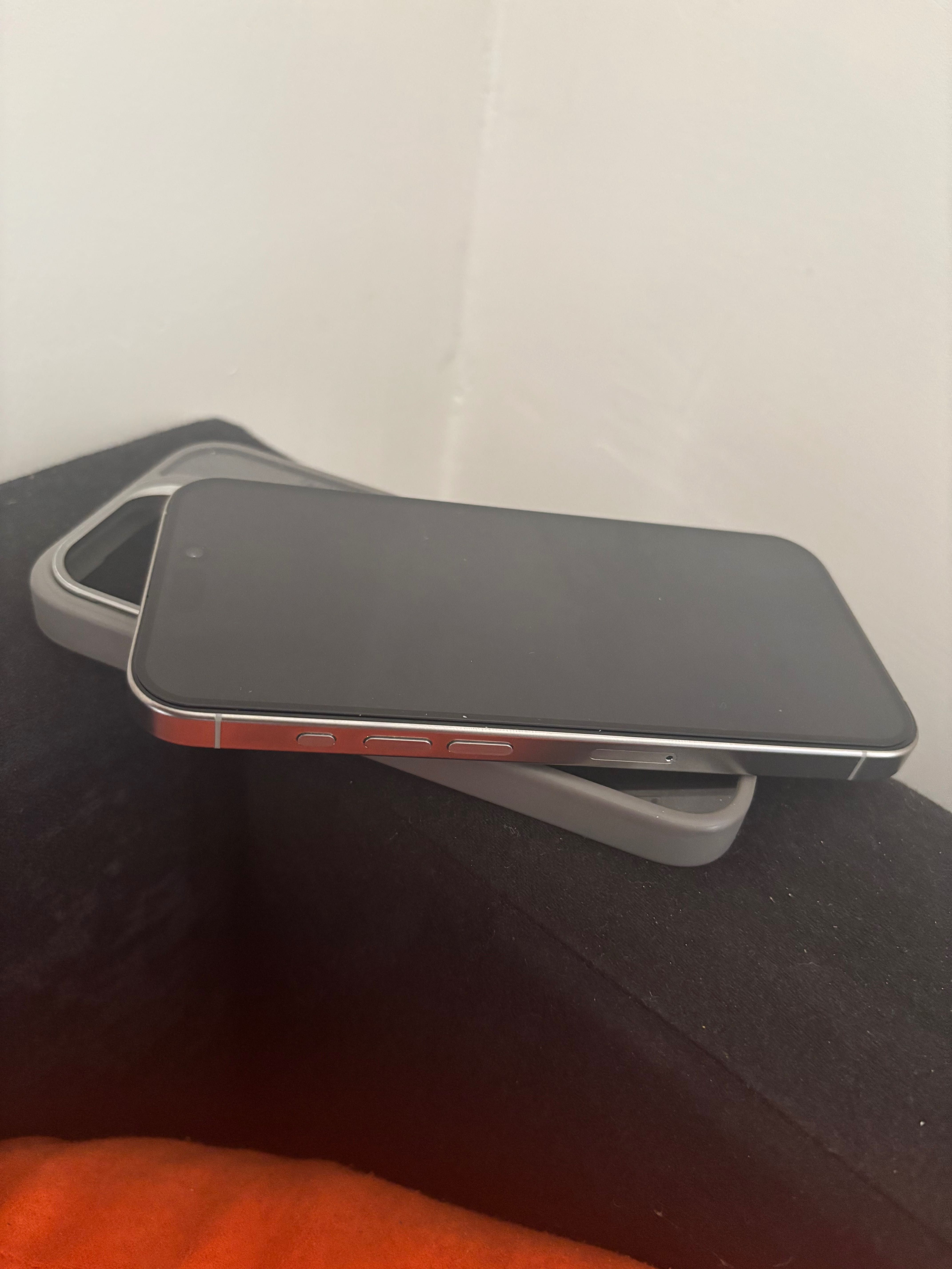 iPhone 15 pro Silver
