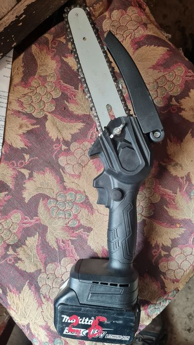 Vând miniferastrau 18v pt tăiat crengi, Merge cu baterie makita