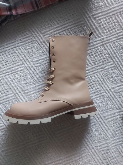 Дамски боти, бежово