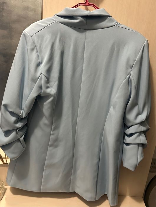 Светлосиньо сако с набрани ръкави