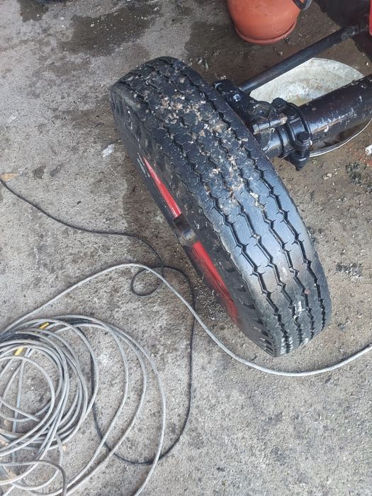 tractor u445 cu remorca și plug