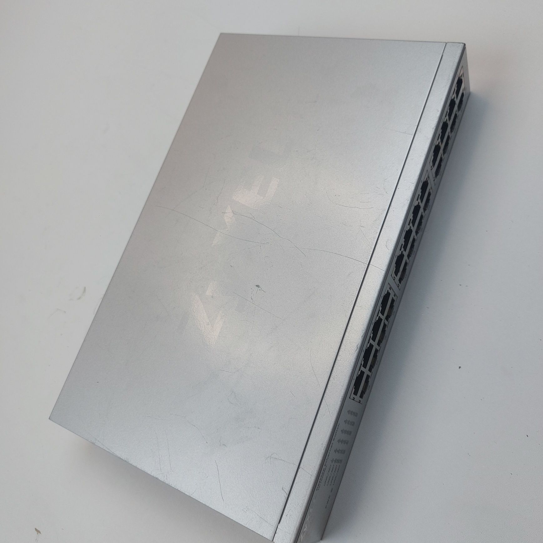 Switch 10/100 24 портовый. Zyxel.