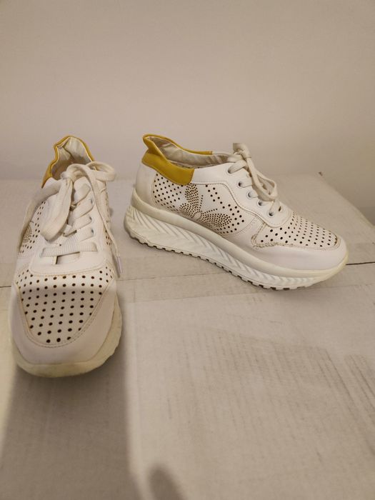 Обувките са нови! Обувки с пеперуда