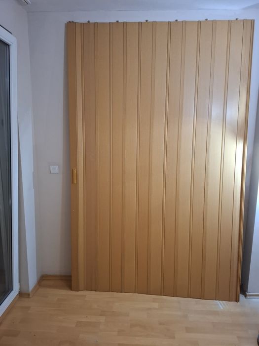 Продавам врата хармоника.