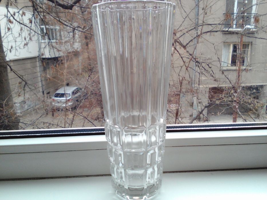 продавам уникална ваза от цветно стъкло за 10 лв. и др. вази