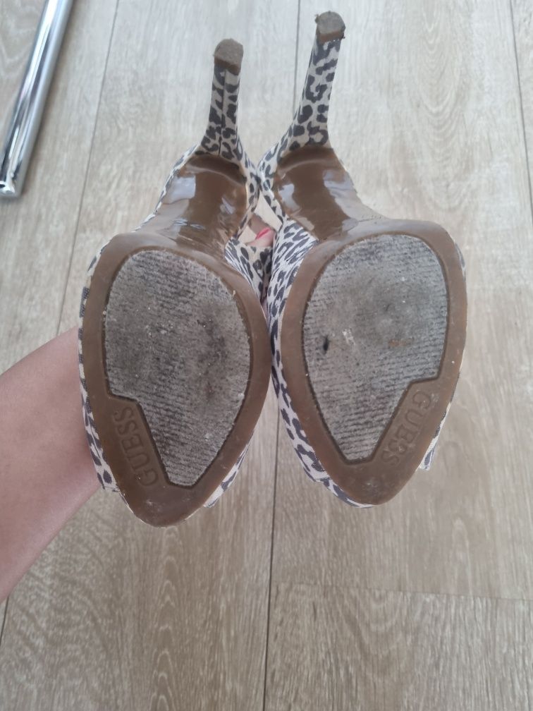Оригинални Сандали Guess