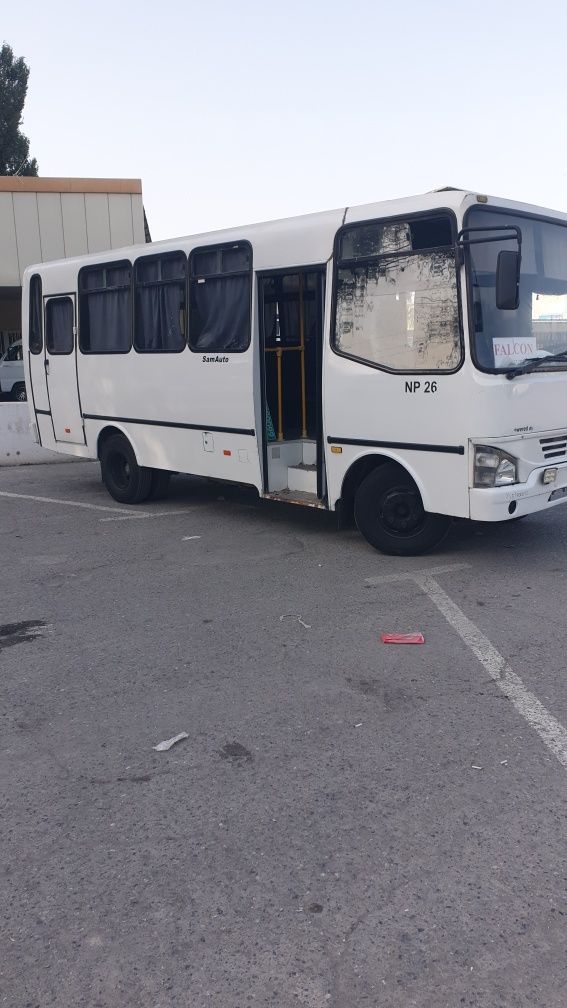 Avtobus isuzu np 26