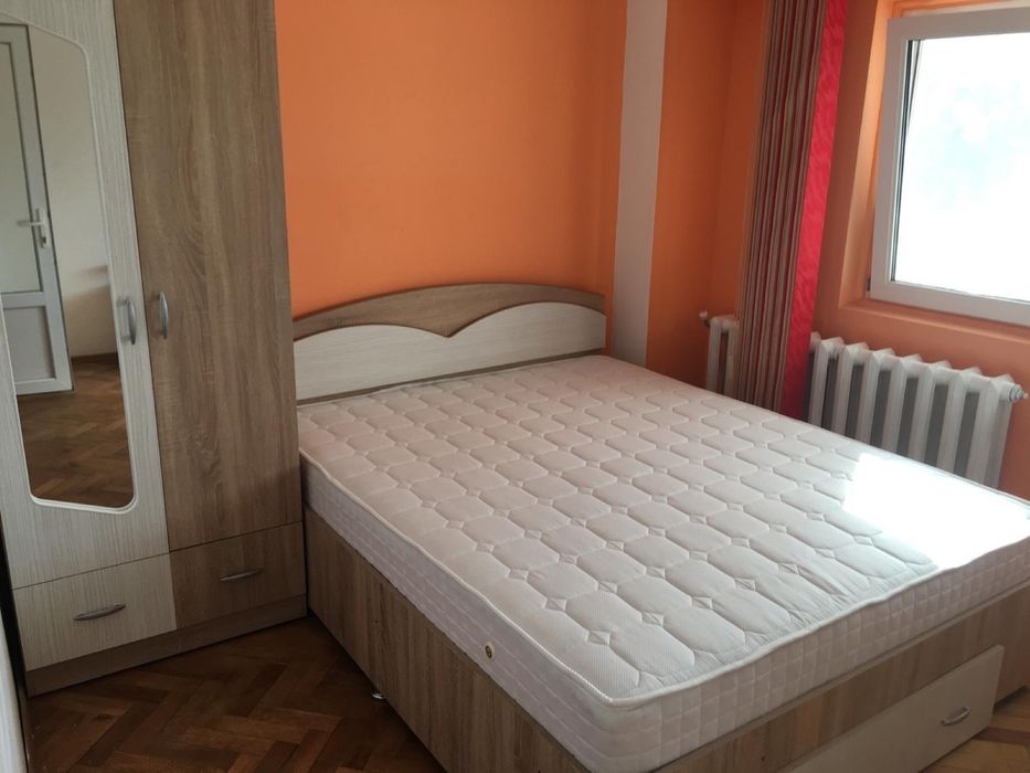 Inchiriez apartament trei camere et 3 zona cinema Barlad linga Fix