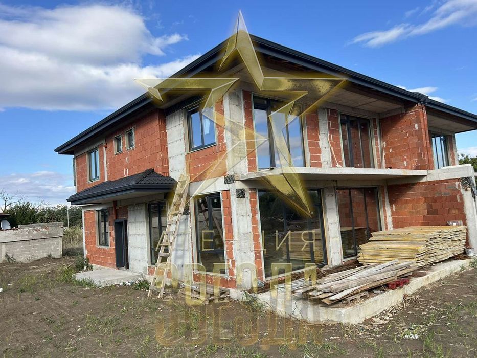 Продават се 2 къщи близнаци с външни гаражи с Акт 14