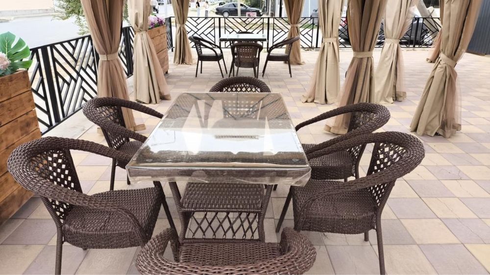 Стеклянный стол со стульями