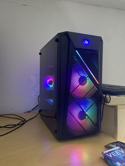 Vand pc nou cu cutie