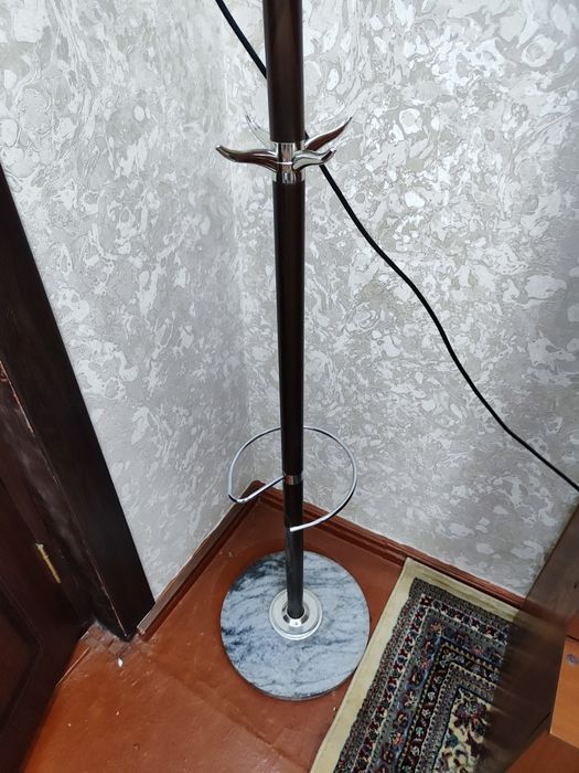 Продаётся стоячие вешалки для одежды.