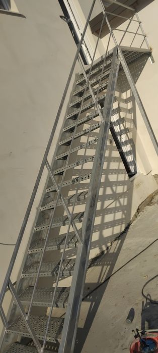 Scara zincate la comanda în toată tara oferim și montaj