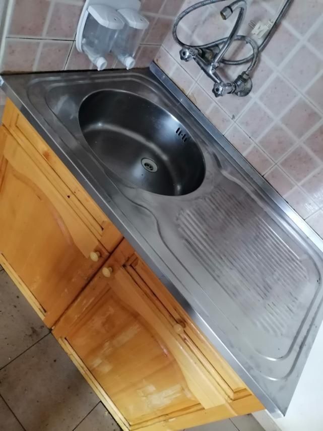 Дървен шкаф с мивка