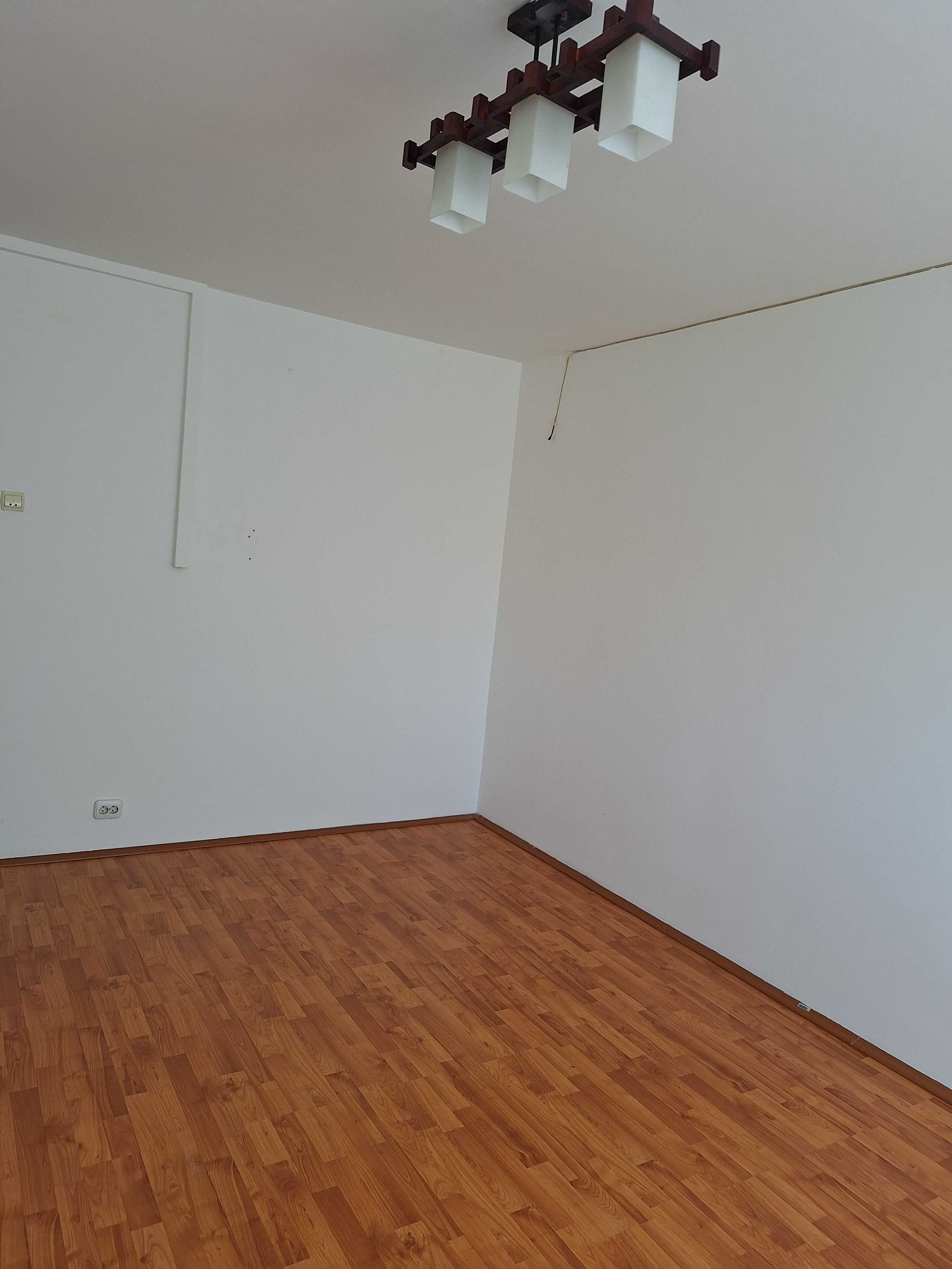 Inchiriez apartament  2  camere Nemobilat in Burdujeni pe termen lung