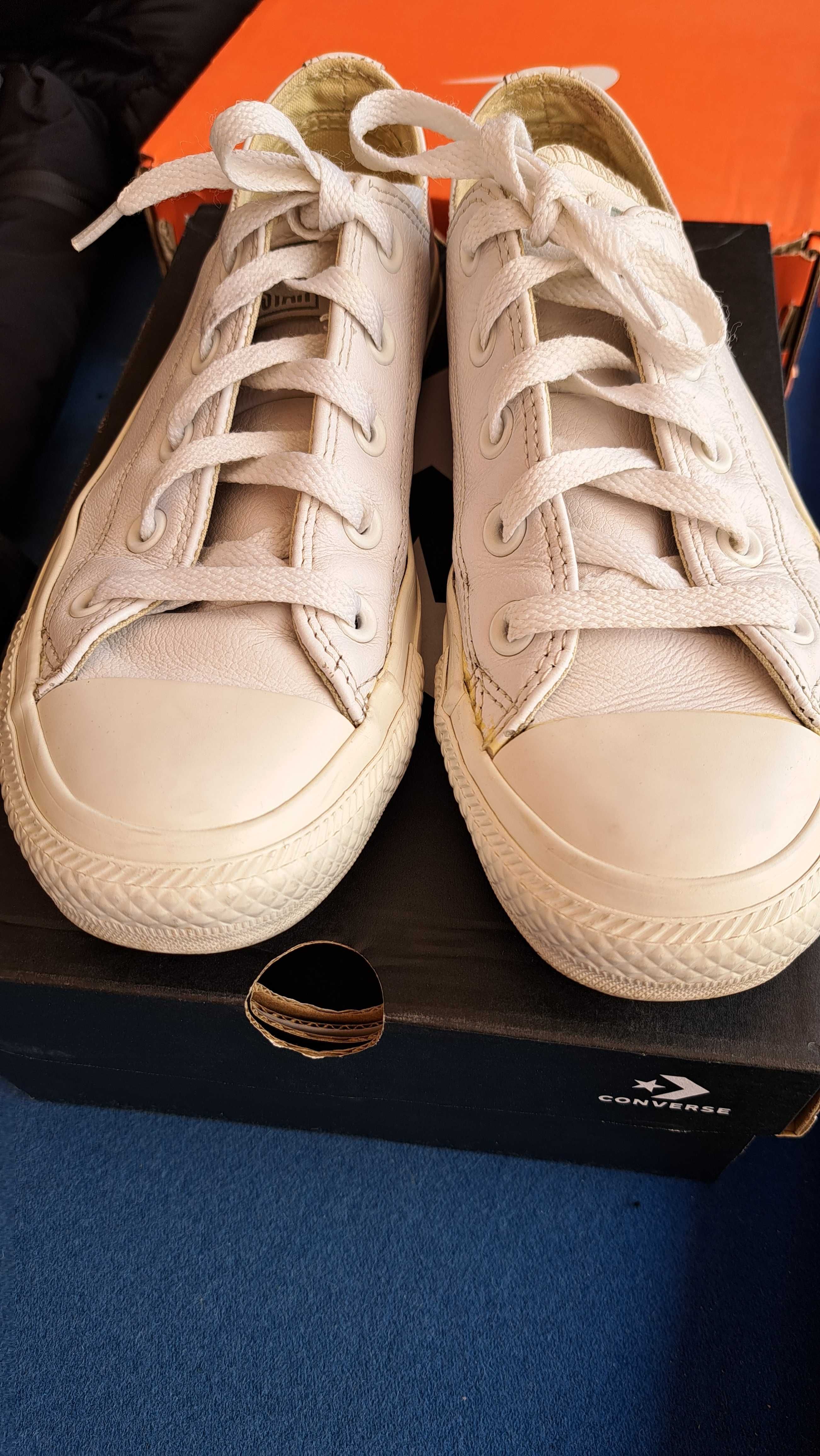 Бели кецове Convers