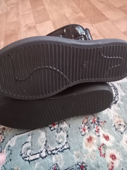 Продам зимнию обувь новое пишите звоните