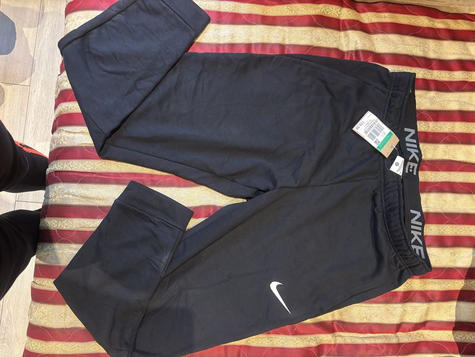 Чисто ново долнище на NIKE