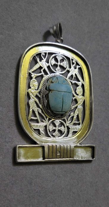 Medalion egiptean antic din argint cu scarabeu si Hieroglife, ArtDeco
