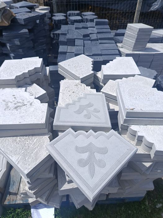 Pavaj si capace de gard