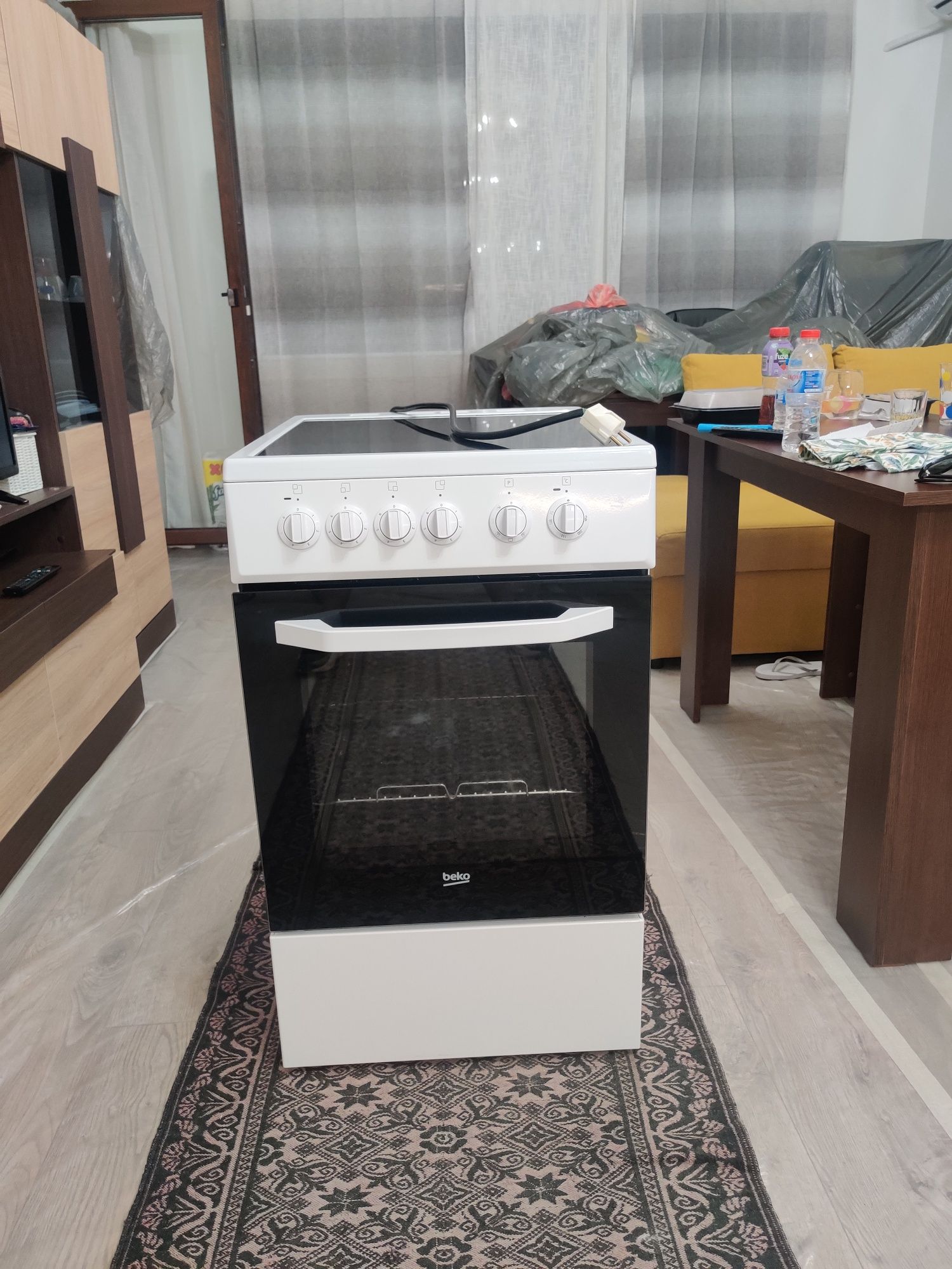 Фурна Beko с 4 стъклокерамични котлони