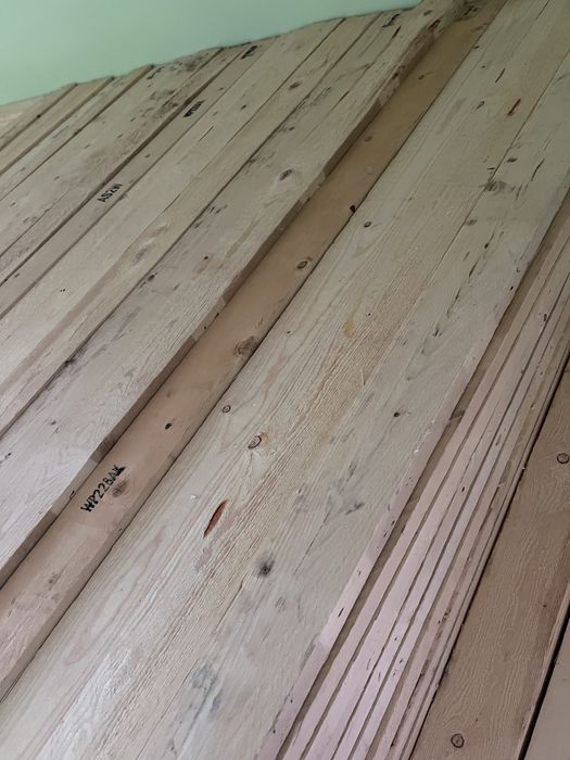 Pol uchun taxta sotiladi.