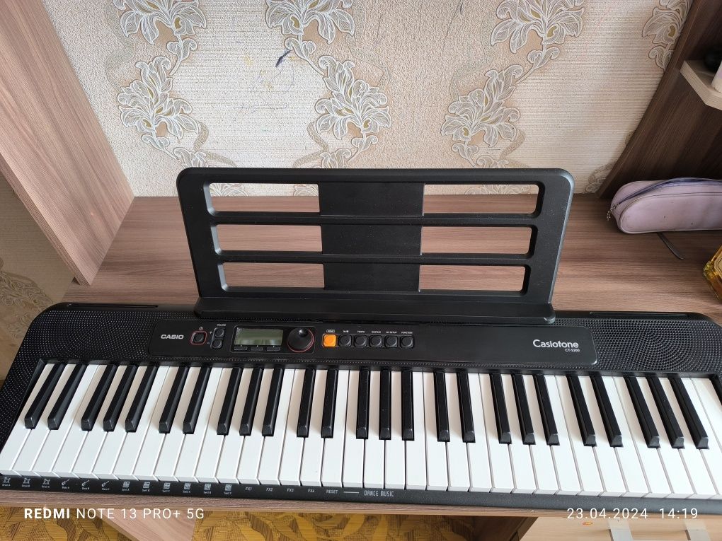 Продам синтезатор Casio CT-S200