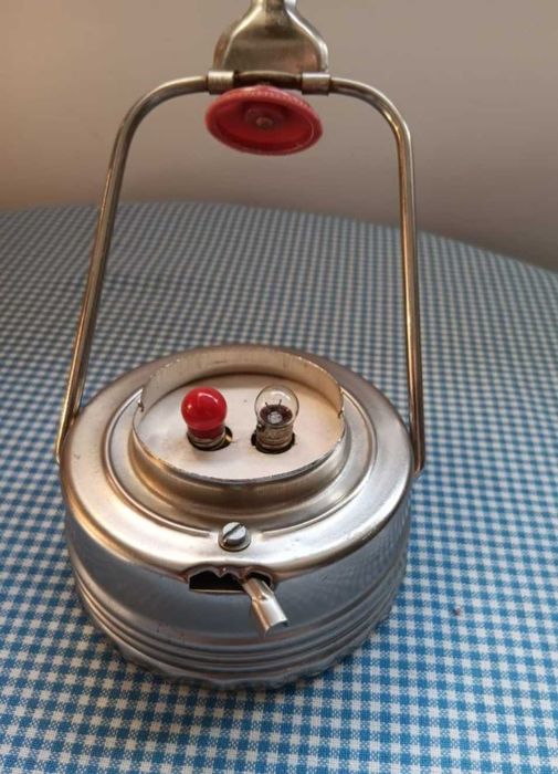 Lampa veche produsa de  Metaloglobus , nefolosita ,NOS,  comunista RSR