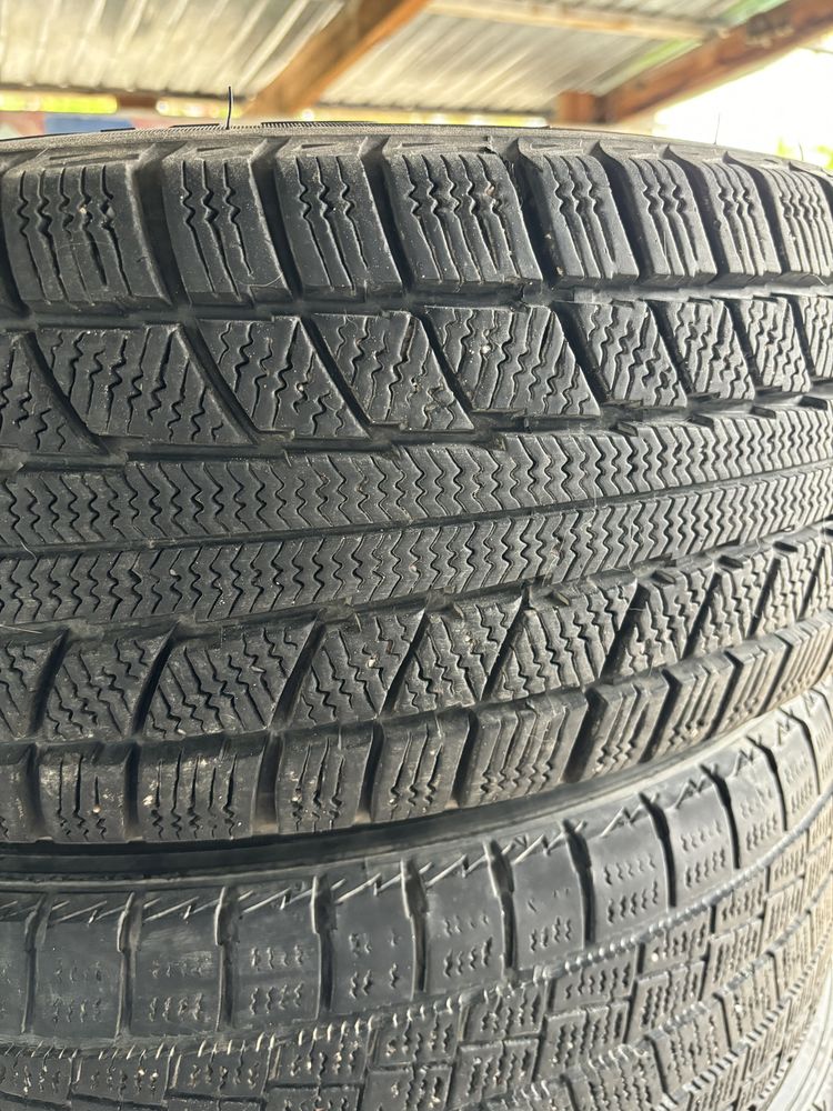 Продам комплект шин, зимние лепучки 205/70R15 96T