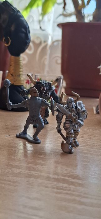 3 мини фигурки - минотавър и рицаи